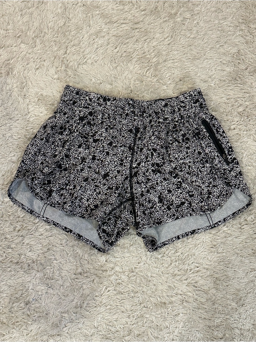 🍋 Lululemon Women’s Black & White Tracker Athletic Shorts - 8
